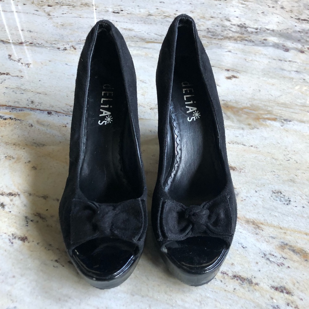 Delia’s black bow wedge